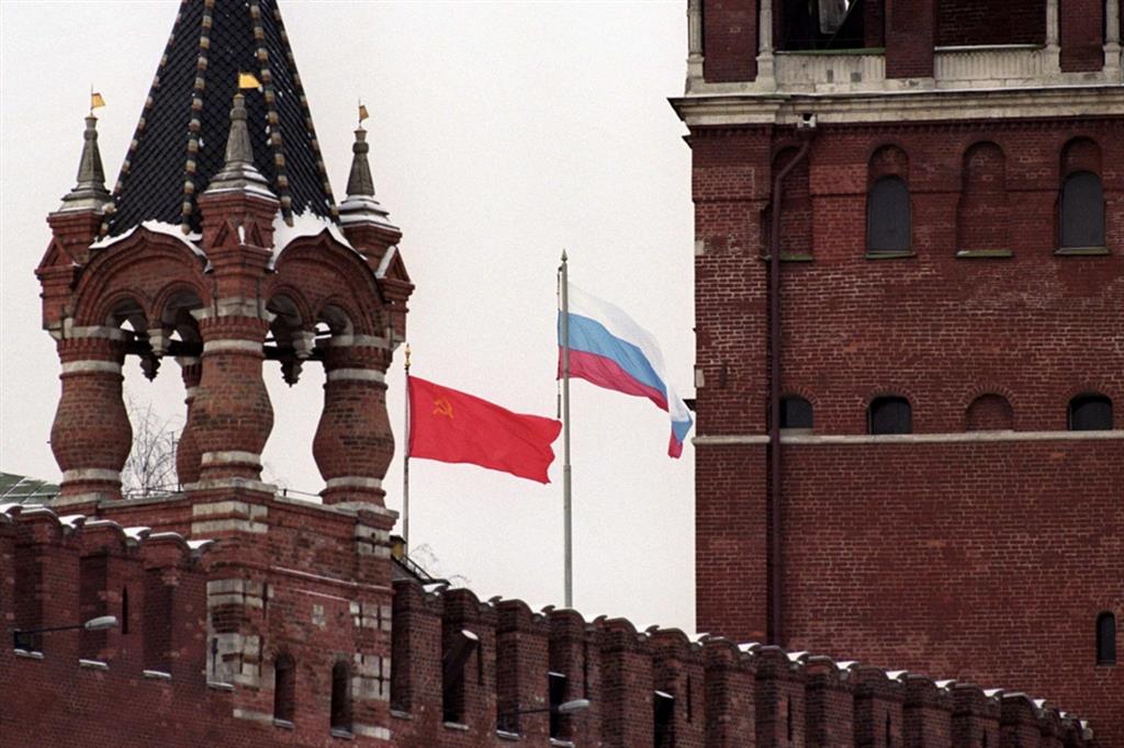 Le bandiere sovietica e russa sul Cremlino durante il passaggio dall’una all’altra