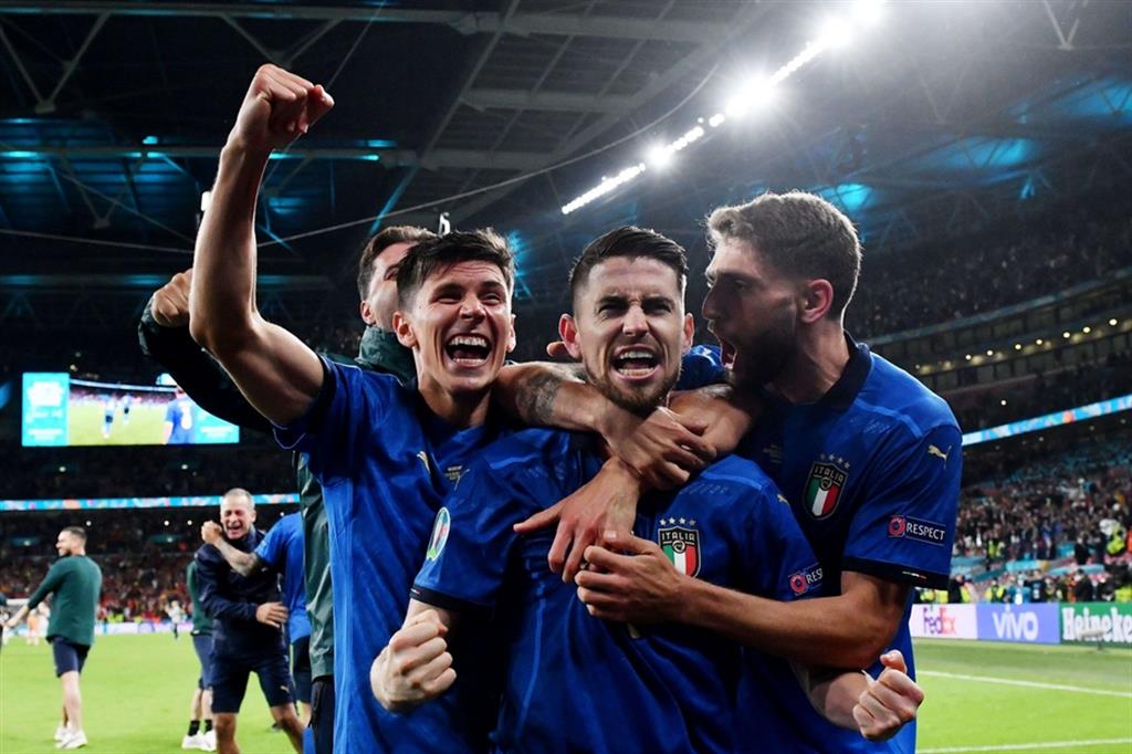 Jorginho festeggia con i compagni di squadra dopo avere realizzato il rigore decisivo