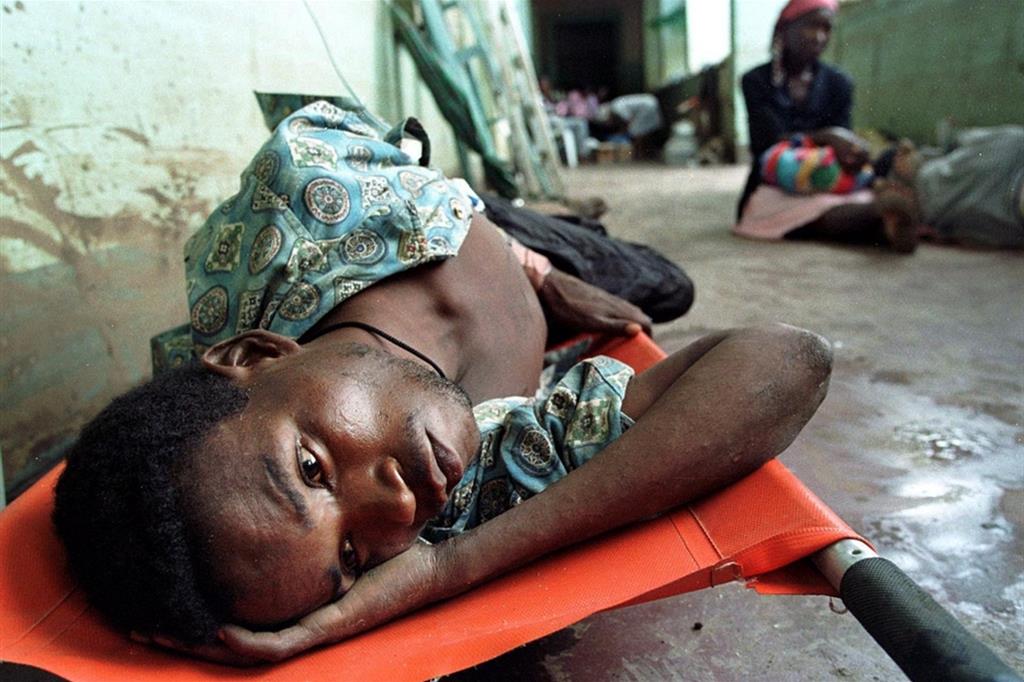 Un uomo affetto da malaria a Chokwe, in Mozambico: è africano il 95% delle vittime