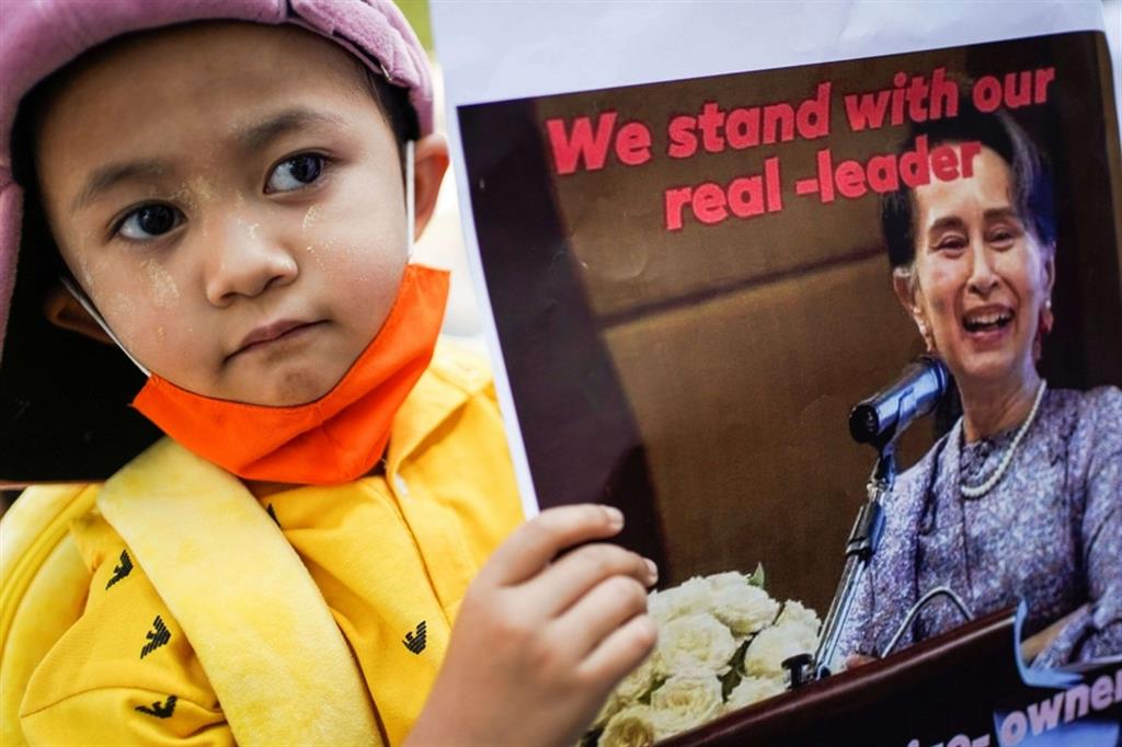 Cartelli a favore della leader birmana Aung San Suu Kyi a Bangkok in Thailandia