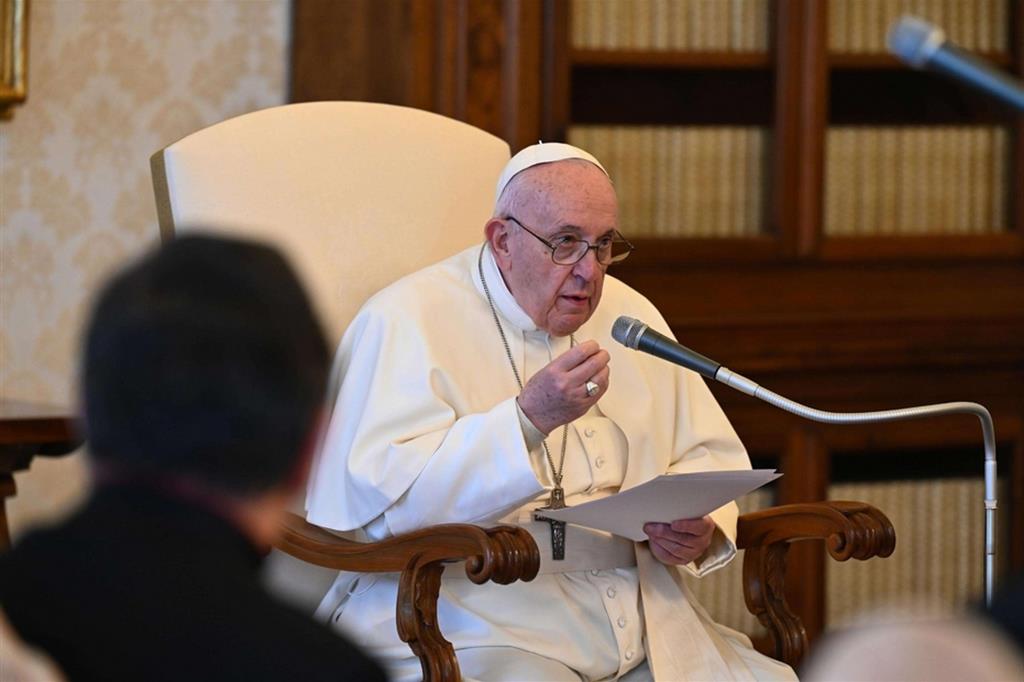 Papa: avere l'umiltà degli anziani che ripetono preghiere apprese da piccoli