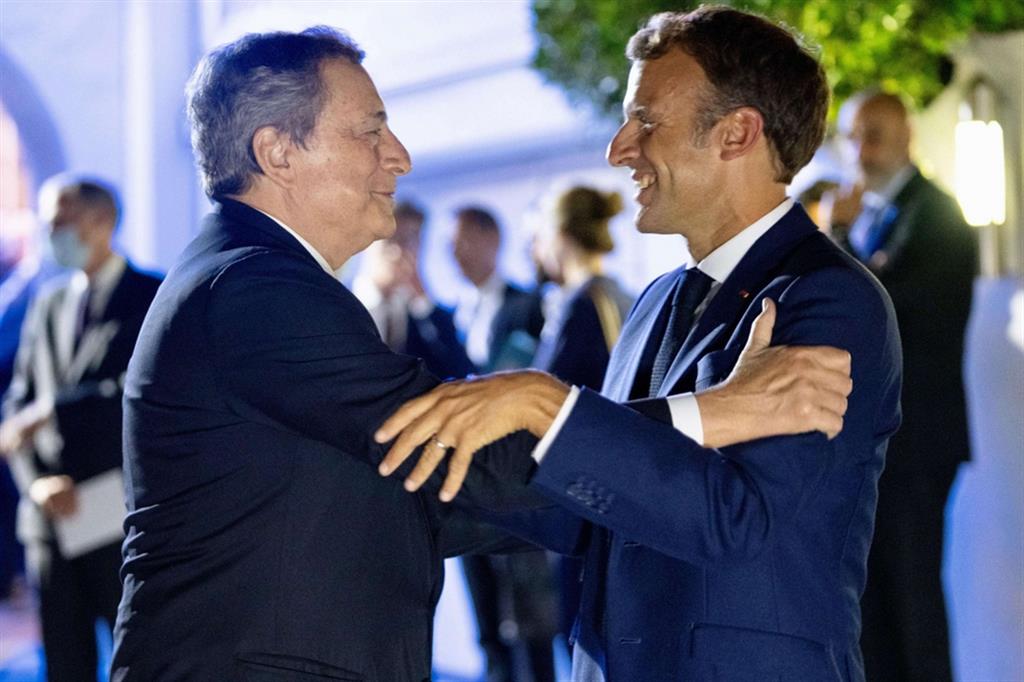 Il premier Mario Draghi (S) con il presidente francese Emmannuel Macron a Marsiglia, 2 settembre 2021