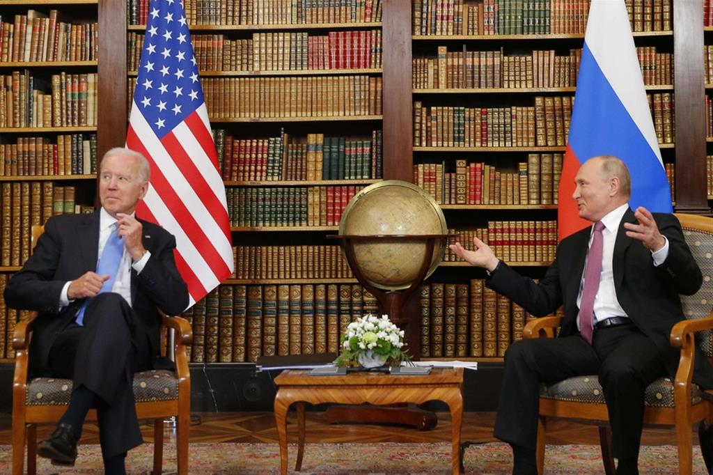 Il presidente Usa, Joe Biden, con l'omologo russo Vladimir Putin a Ginevra