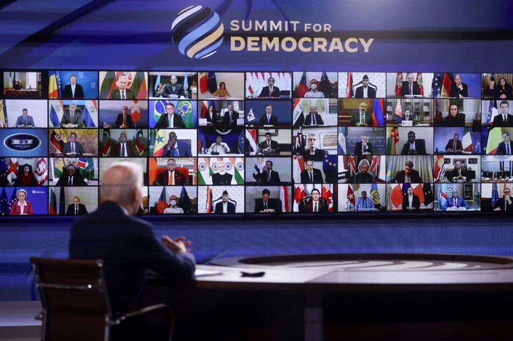 Il presidente Usa Joe Biden, di spalle, parla al summit per la democrazia organizzato da Washington con oltre un centinaio di altri capi di Stato e di governo