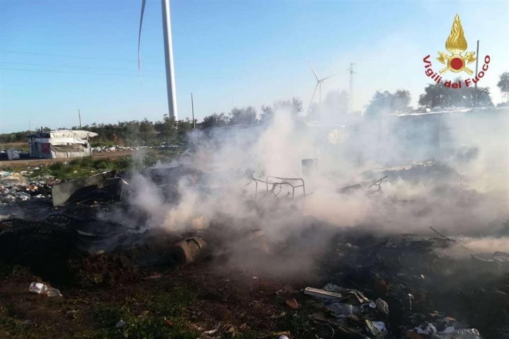 Morti due bambini. La baracca distrutta dall'incendio nel campo rom di Stornara, in provincia di Foggia