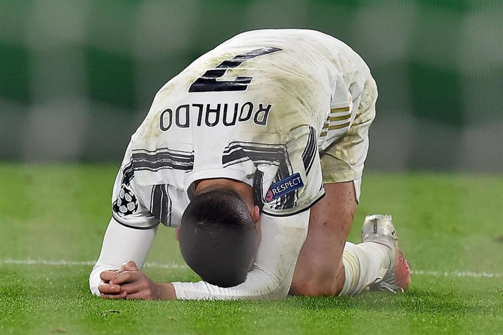 La delusione di Cristiano Ronaldo a fine gara dopo l'eliminazione della Juve e la sua scarsa prestazione