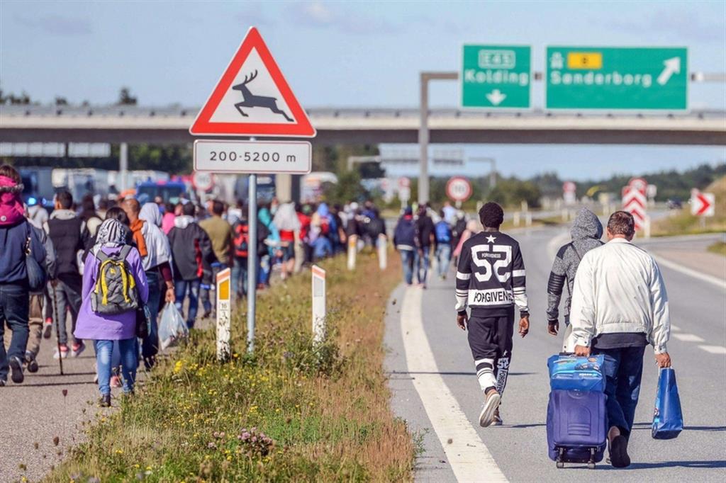Migranti lungo un'autostrada in Danimarca, in una foto d'archivio