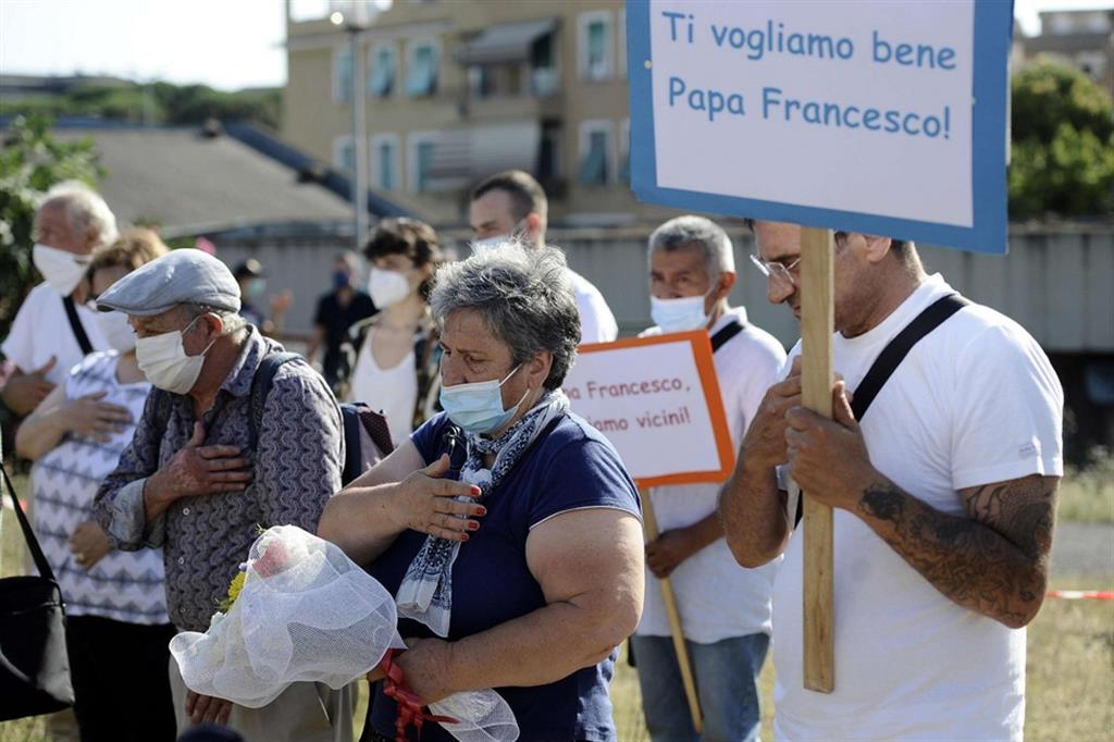Un gruppo di senza dimora hanno testimoniato stamani il loro affetto al Papa sotto le finestre del Gemelli