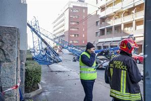 Crolla gru su palazzo, tre operai morti a Torino