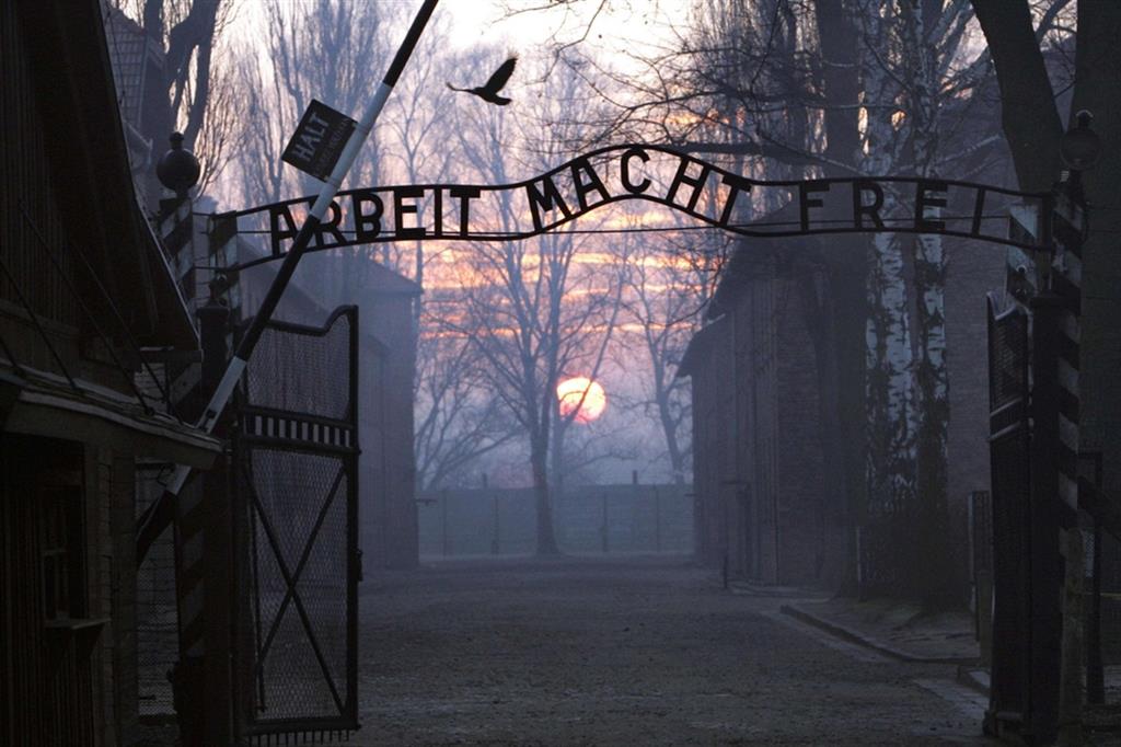 L’ingresso del campo di sterminio nazista di Auschwitz