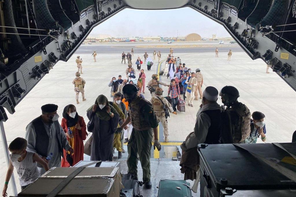 L'imbarco di decine di afgani su un aereo militare spagnolo all'aeroporto di Kabul