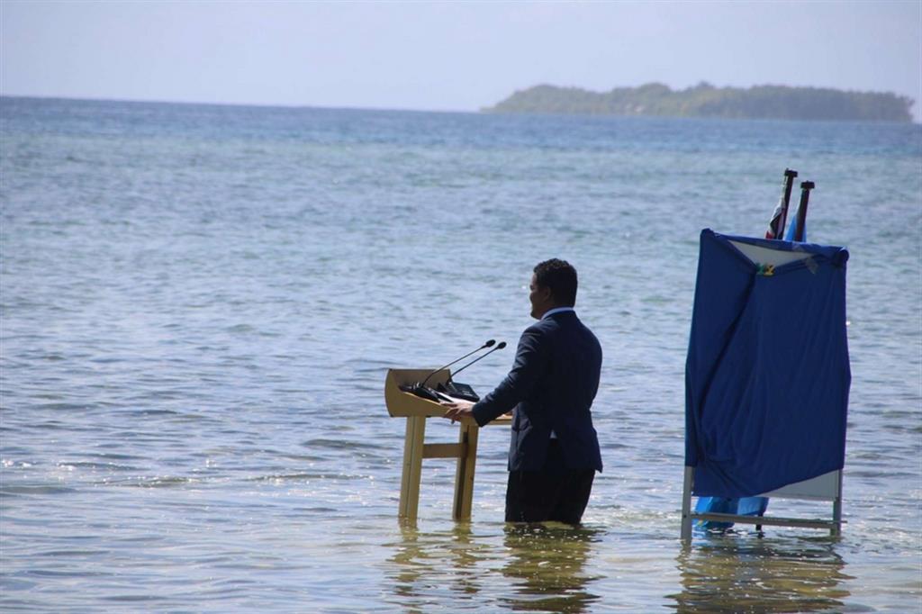Il ministro degli Esteri di Tuvalu, Simon Kofe, parla alla Cop26 in videoconferenza con l'acqua alle ginocchia