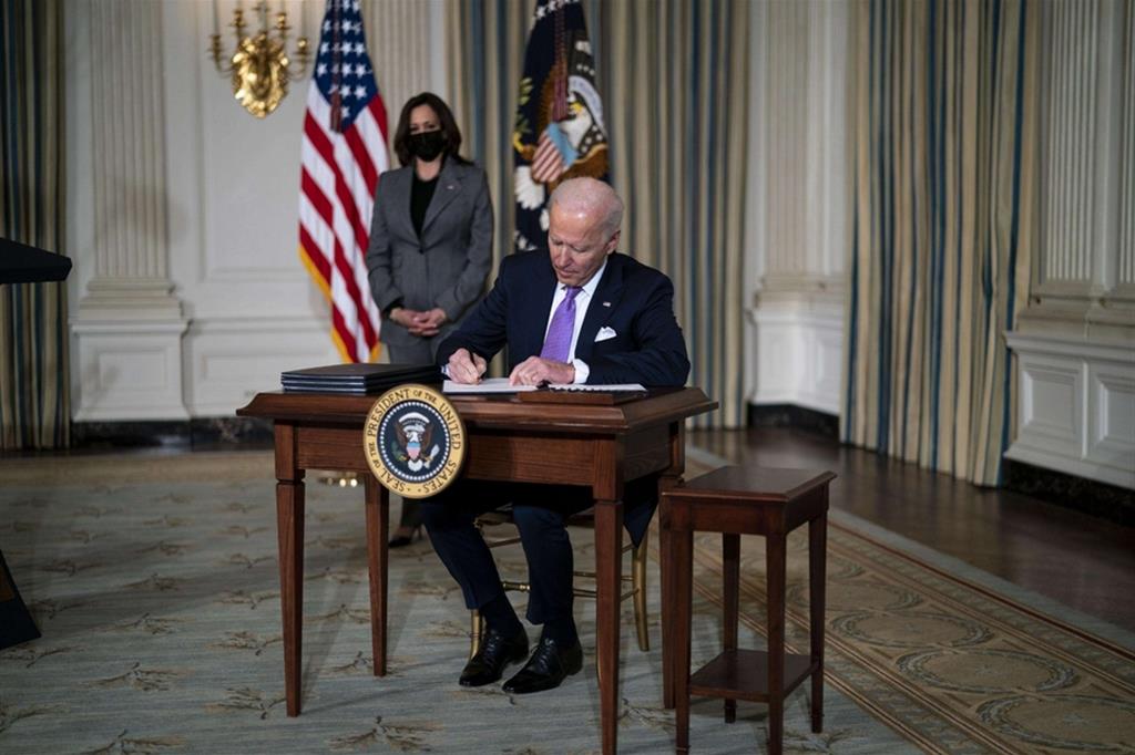 Joe Biden firma gli Executive orders per la giustizia razziale. Dietro di lui, la vice presidente Kamala Harris
