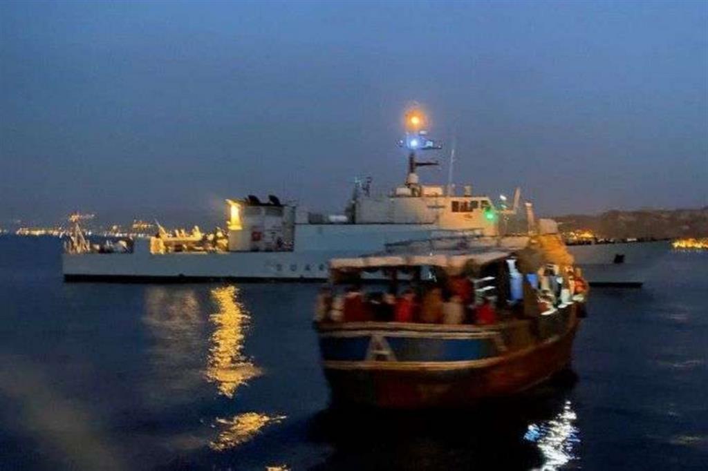 Bloccato peschereccio con 89 immigrati. Arriva dalla Libia orientale