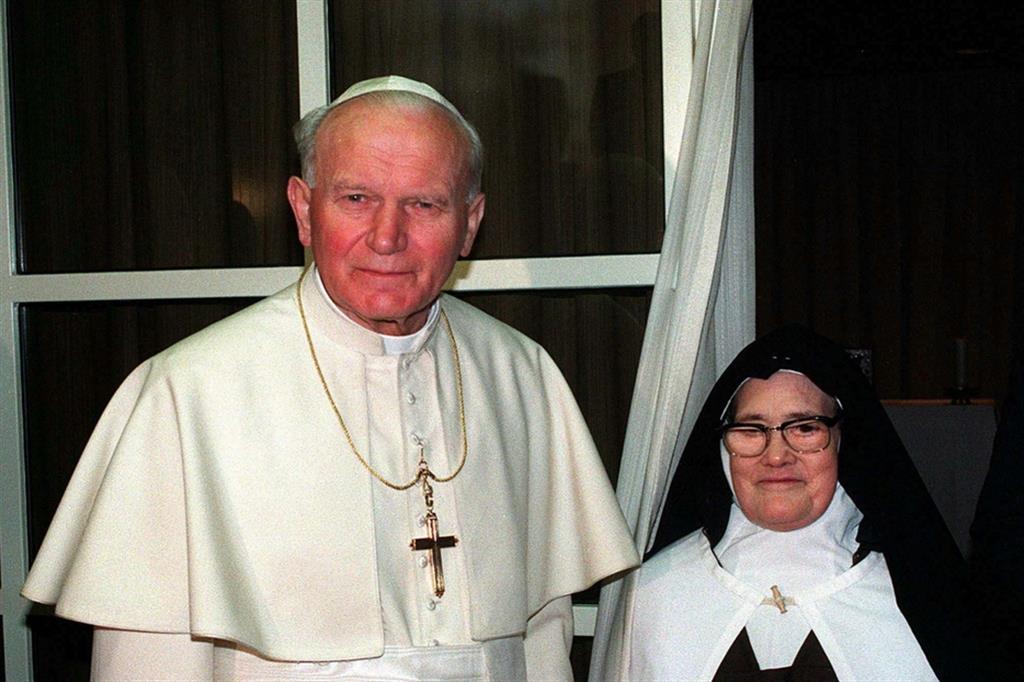 Giovanni Paolo II con suor Lucia il 13 maggio 1991, 10 anni dopo l'attentato