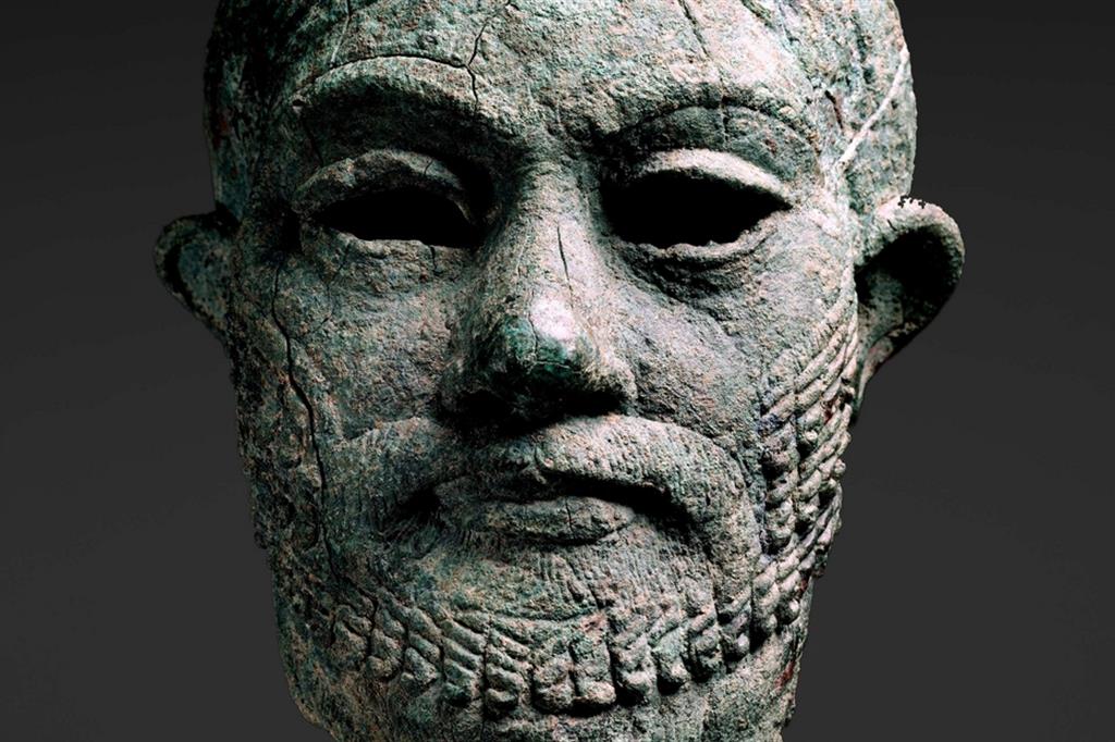 Arte accadica, testa di re (particolare), periodo di Awan o di Shimashki, rame, XXII-XX secolo a.C. New York, Metropolitan Museum