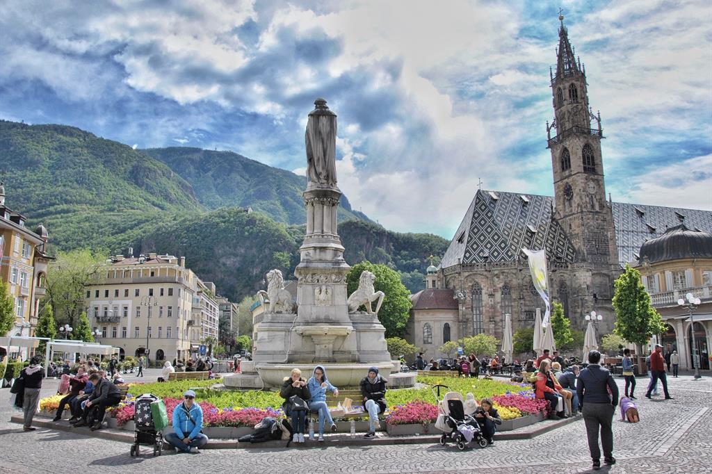 Piazza Walther, la piazza principale di Bolzano, che si è confermata in testa alla classifica della generatività