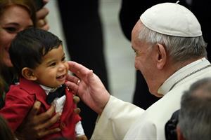 Il Papa aprirà gli Stati Generali della Natalità. Istat: nascite ancora giù