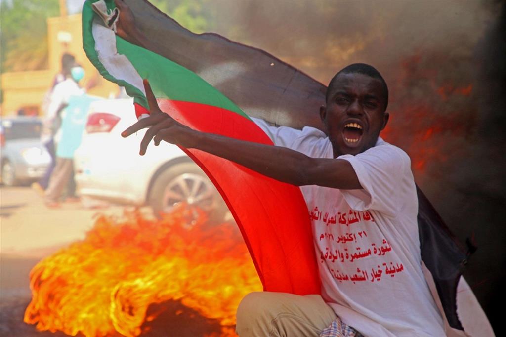 Il Sudan torna in mano ai militari