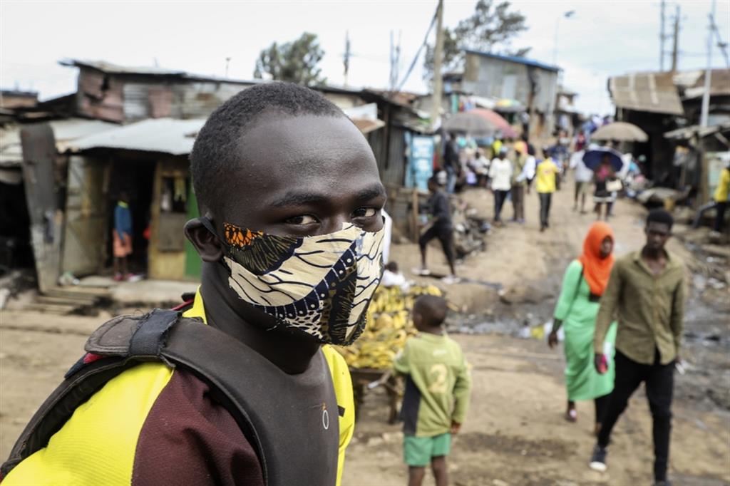 La crisi innescata dalla pandemia sta facendo crescere le sacche  di povertà nel Kenya, soprattutto tra la gente degli slum che prima trovava lavoro lungo la costa