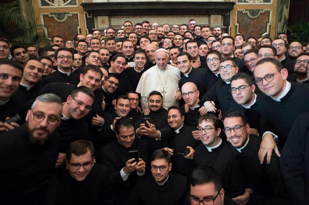 Seminaristi e giovani sacerdoti fotografati con papa Francesco in un'immagine d'archivio