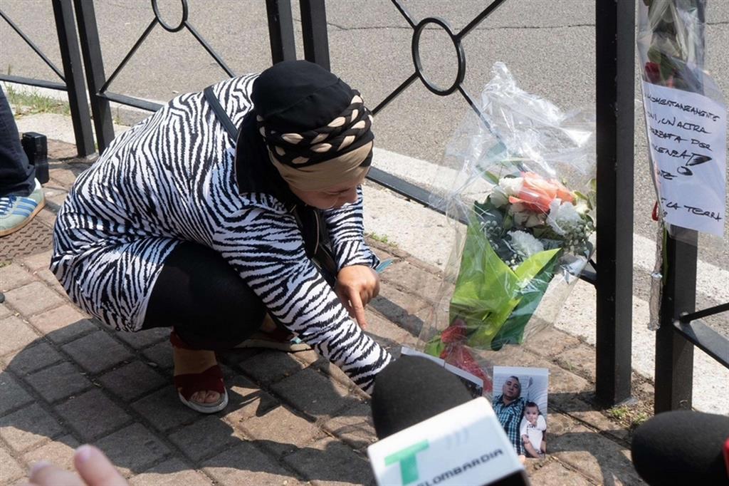 a sorella di Youns El Boussettaoui, l'uomo ucciso in piazza a Voghera dall'assessore alla Sicurezza Massimo Adriatici depone dei fiori in ricordo del fratello, Voghera, 22 Luglio 2021.