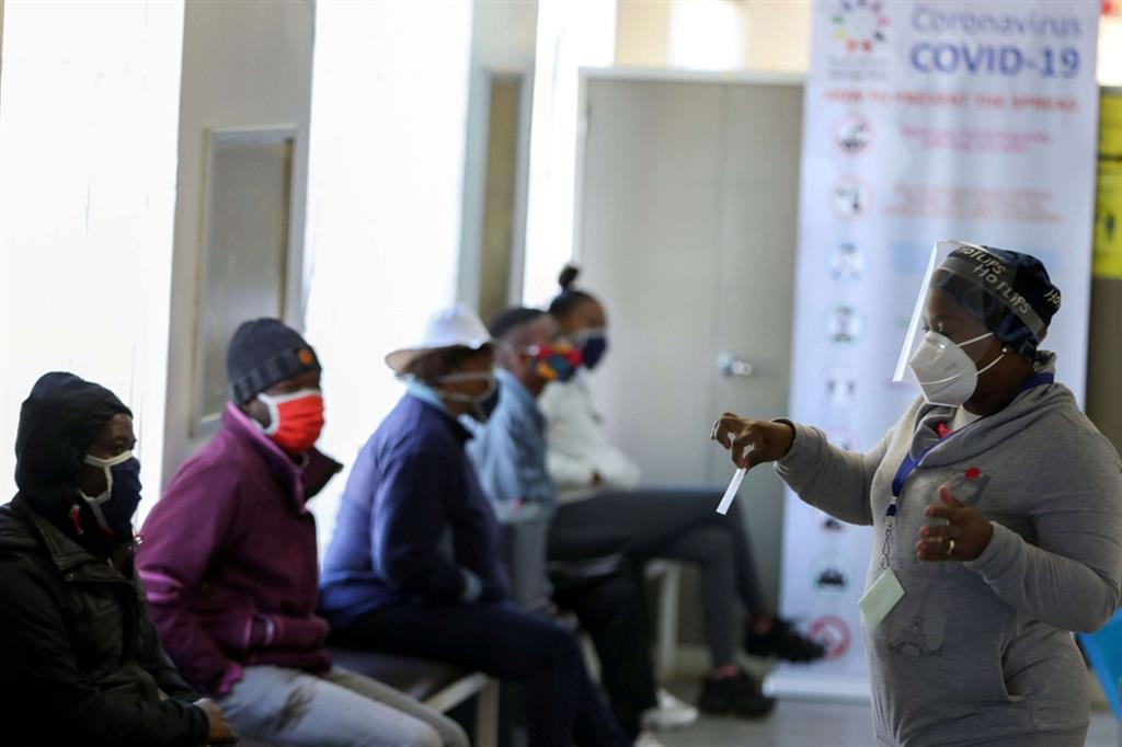Un centro analisi a Soweto (Johannesburg): resta alta in Sudafrica anche la percentuale degli infetti da Hiv