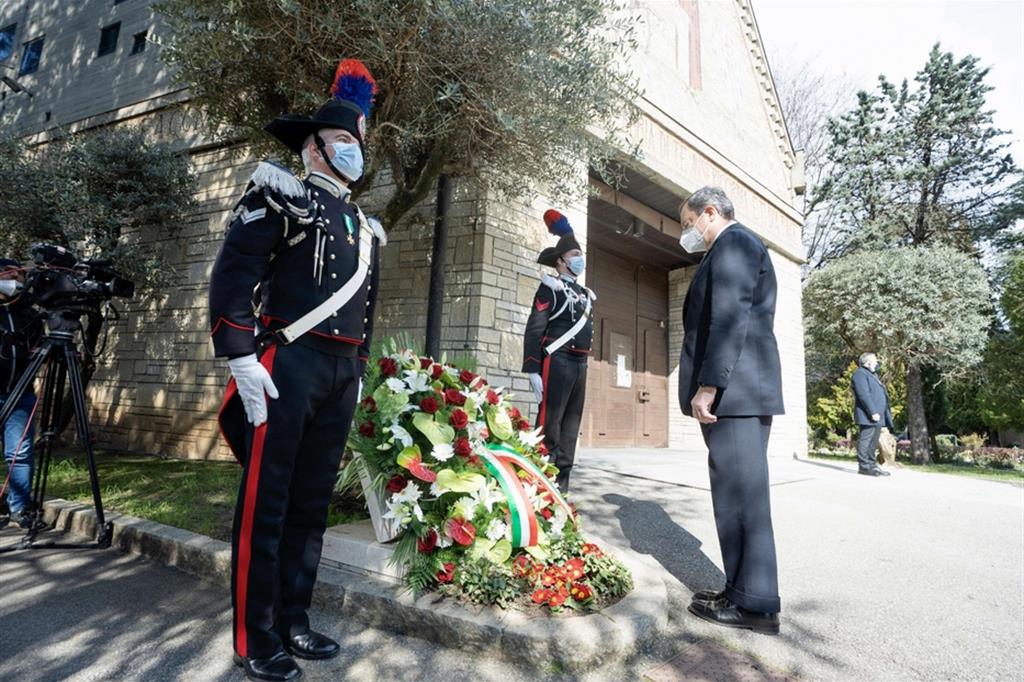 Draghi ha deposto una corona d'alloro alla stele che commemora le vittime del Covid nel Cimitero monumentale di Bergamo