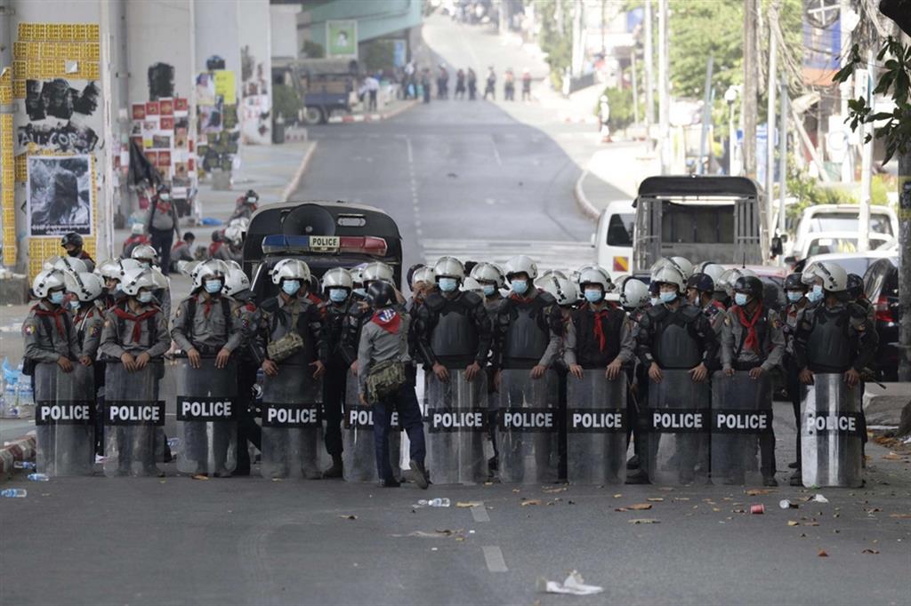 Agenti anti-sommossa schierati a Yangon