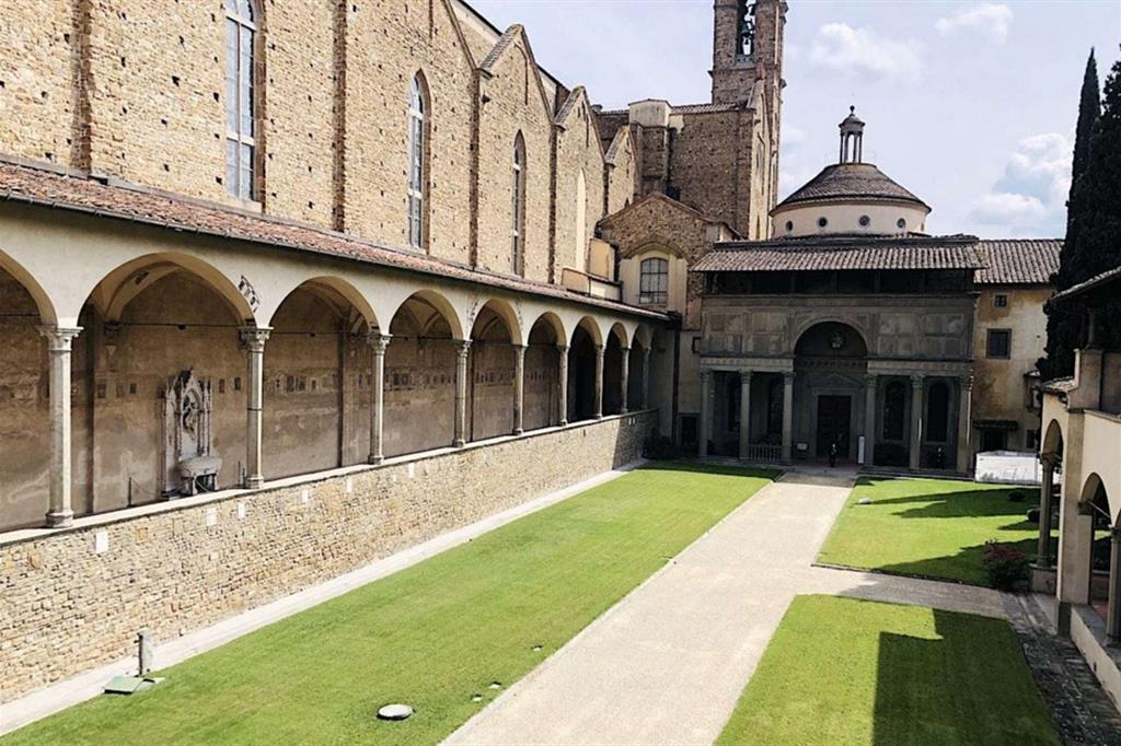 Firenze, il fianco della basilica di Santa Croce e la cappella Pazzi dal loggiato superiore