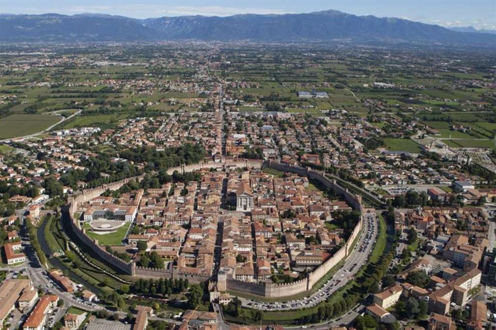 Veduta aerea del borgo murato di Cittadella