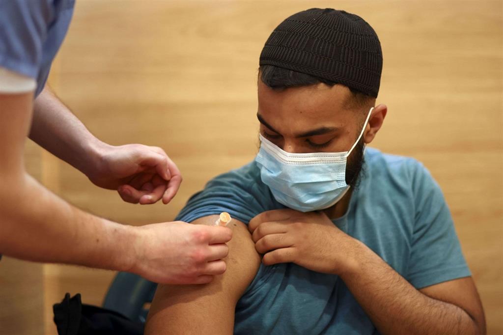 Vaccinazioni in corso a Londra: oltre 30 milioni di britannici hanno ricevuto almeno una dose di vaccino anti-coronavirus