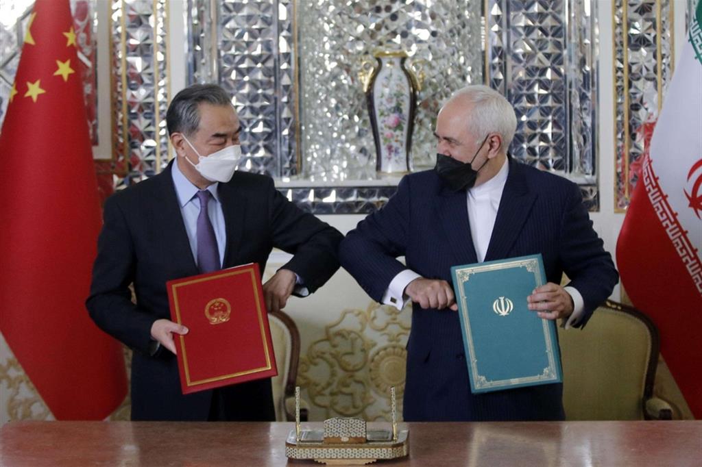 Wang Yi e Mohammad Javad Zarif dopo la firma dell'accordo a Teheran
