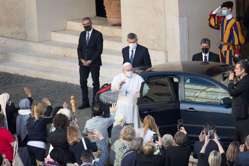 Il Papa saluta i fedeli nel cortile di San Damaso