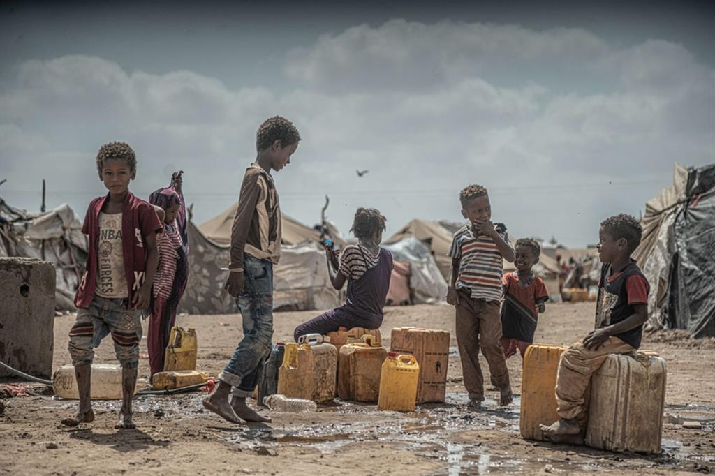 Sempre più persone in fuga. Bambini accanto a un serbatoio d’acqua nel campo profughi di Al Mashqafa in Yemen