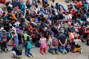 «In nome di Dio, fateci passare»: la preghiera dei migranti al confine