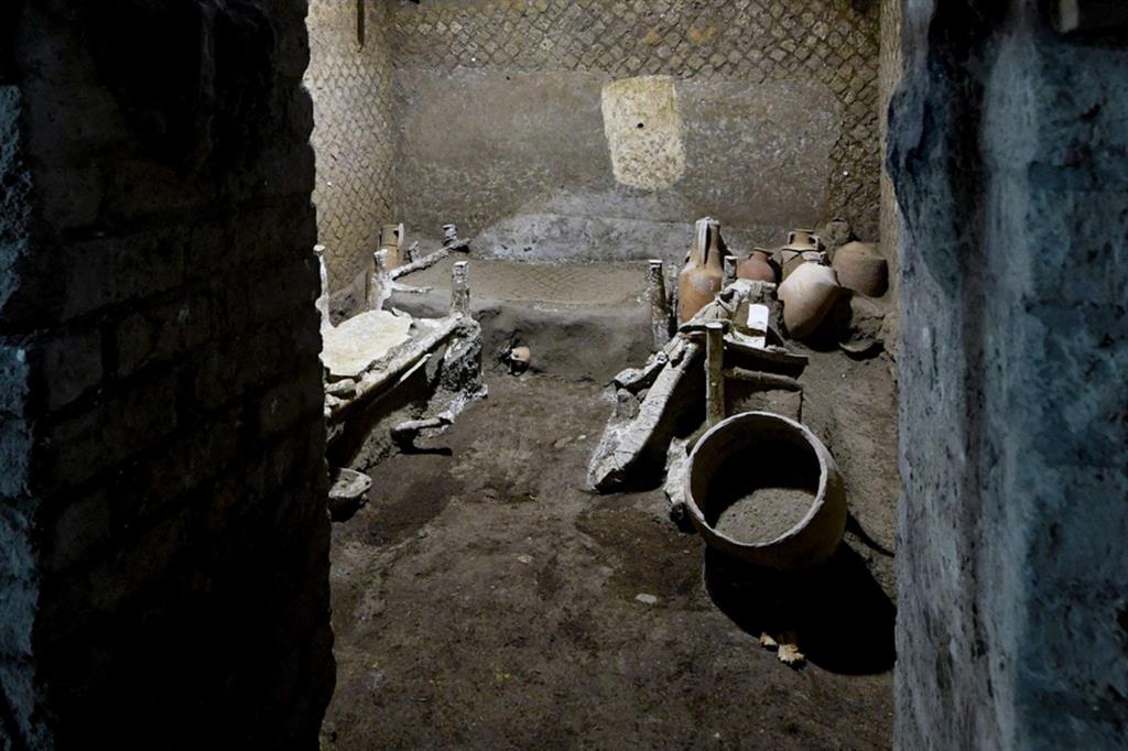 Una veduta della stanza ancora intatta, abitata dagli schiavi, nella villa di Civita Giuliana scoperta a Pompei