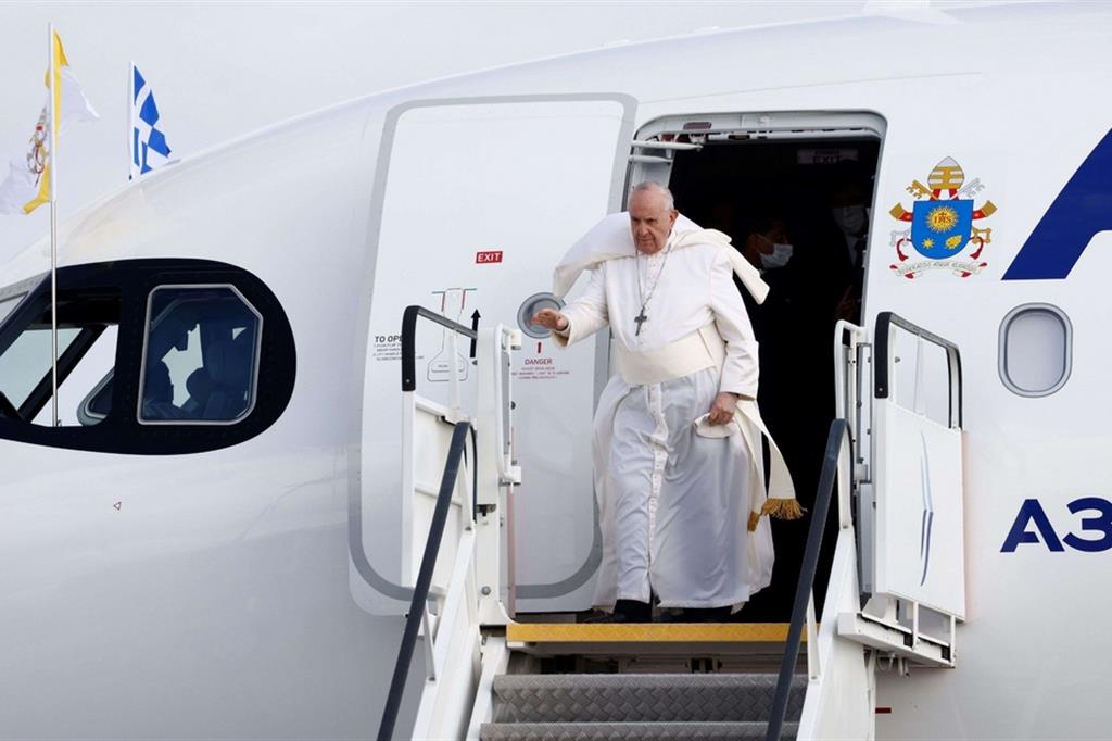 Papa Francesco viene accolto ad Atene