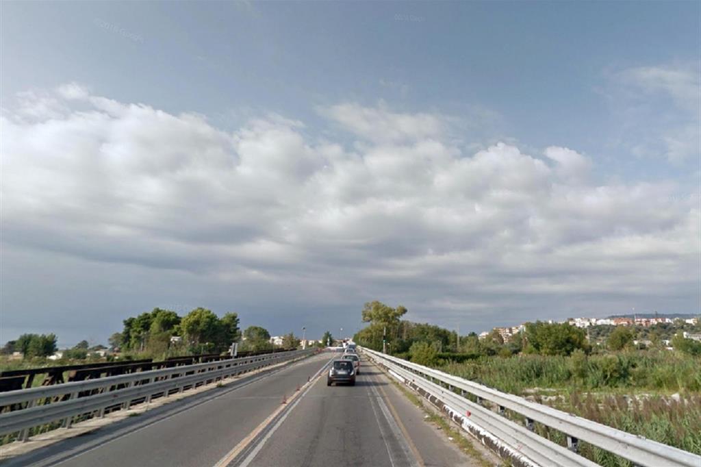 Nell'immagine tratta da google street view il tratto della statale 106 sul un ponte della fiumara Allaro nei pressi di Caulonia Marina (Reggio Calabria)