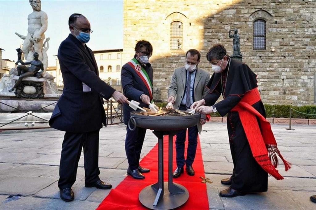 Il cardinale Giuseppe Betori, il rabbino Gad Fernando Piperno, l'imam Izzedin Elzir e il sindaco Dario Nardella a Firenze per invocare la fine della pandemia nell'aprile 2020