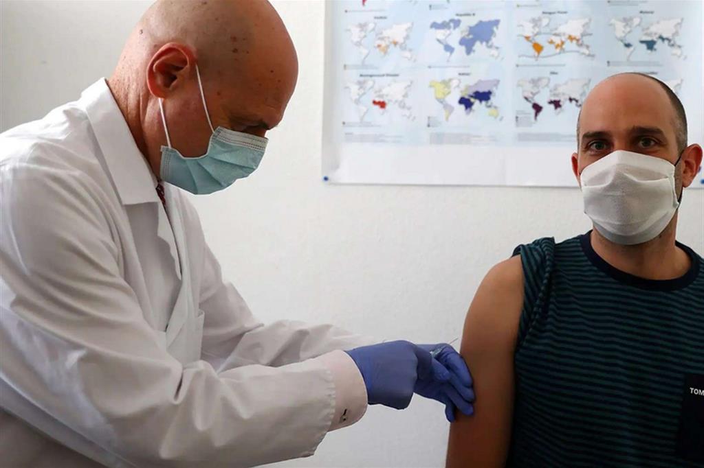 Tom Delizio mentre vaccina un paziente nello studio di Electra in Texas