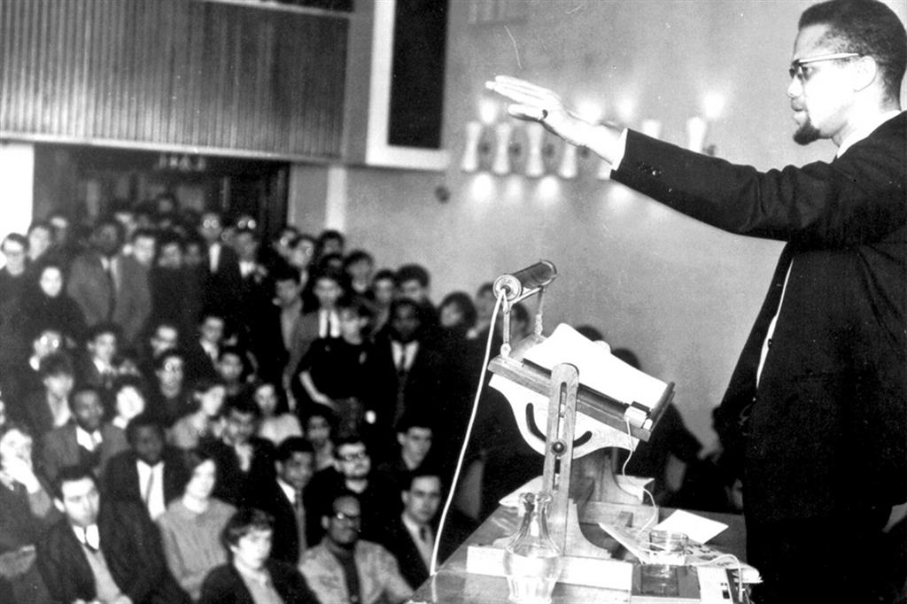 Malcom X, leader degli attivisti afroamericani, fu assassinato il 21 febbraio 1965 a New York