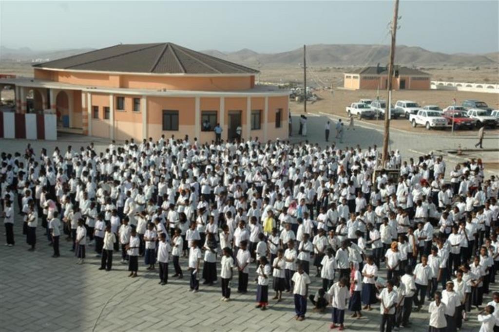 Allievi nel cortile della scuola alberghiera dei francescani a Massaua in Eritrea