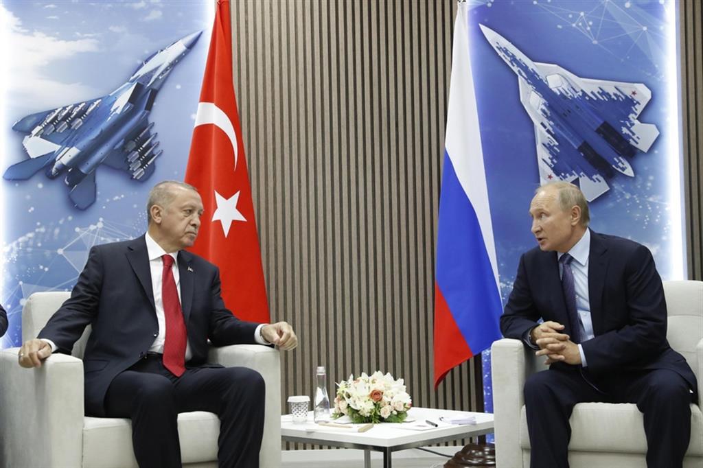 Un incontro tra il presidente turco Recep Tayyip Erdogan (a sinistra) e il presidente russo Vladimir Putin