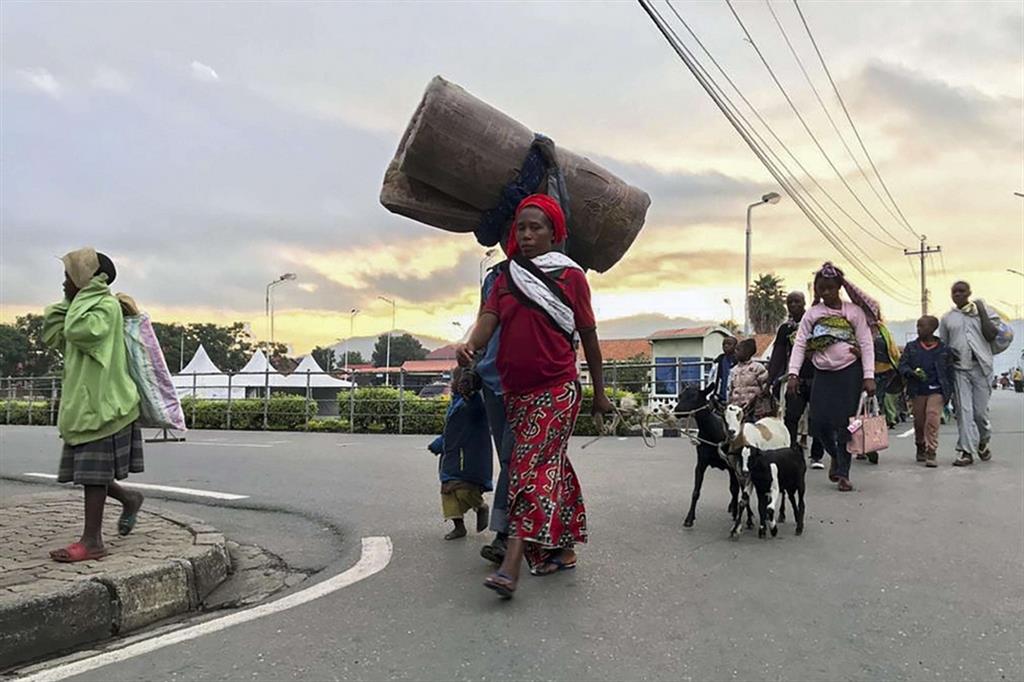 La fuga degli abitanti di Goma dopo l'eruzione del vulcano Nyiragongo