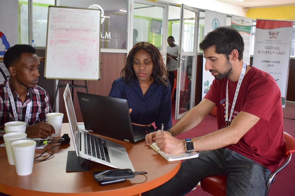 Un momento di formazione a Kampala, capitale ugandese, durante una delle ultime edizioni del progetto lanciato da Startup Africa Roadtrip