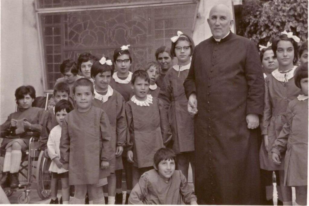 Don Francesco Mottola è circondato da bambini e bambine seguiti nelle “Case della carità” da lui fondate Domani il sacerdote diventerà beato