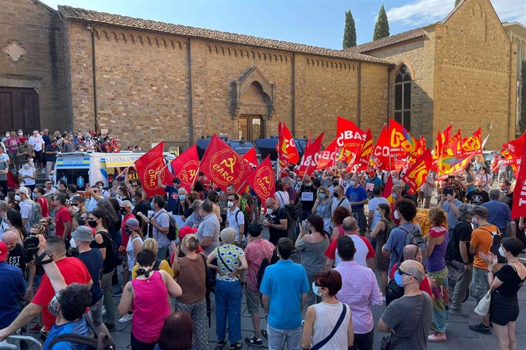 La manifestazione in piazza Santa Croce a Firenze contro la chiusura dello stabilimento Gkn