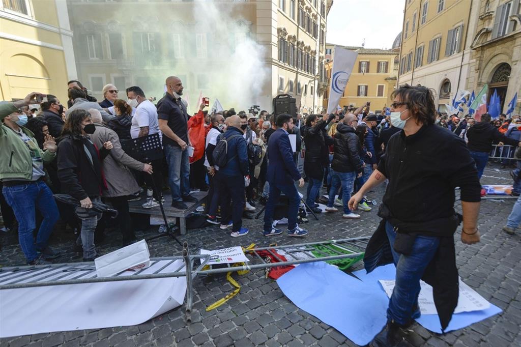 La protesta dei commercianti ieri a Roma: fumogeni e scontri con le forze dell’ordine