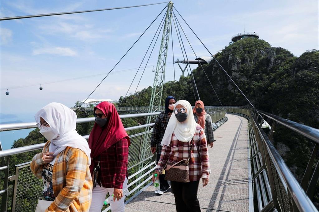 Donne malaysiane sullo "Sky Bridge" a Langkawi, appena riaperto al turismo interno dopo le restrizioni per il Covid